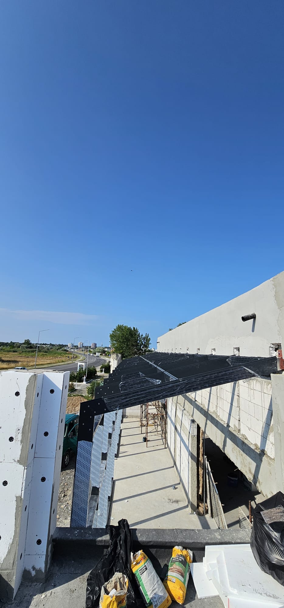 Structură de copertină din aluminiu în curs de montaj pe o clădire
